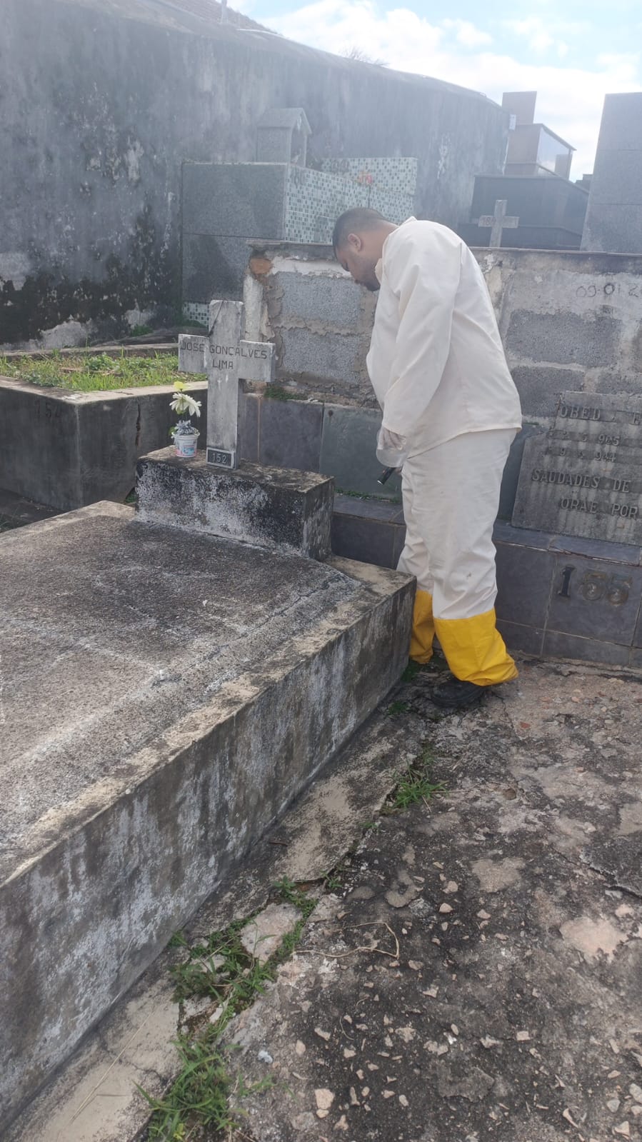 Captura de escorpiões reforça ação de dedetização realizada no Cemitério do Rosário