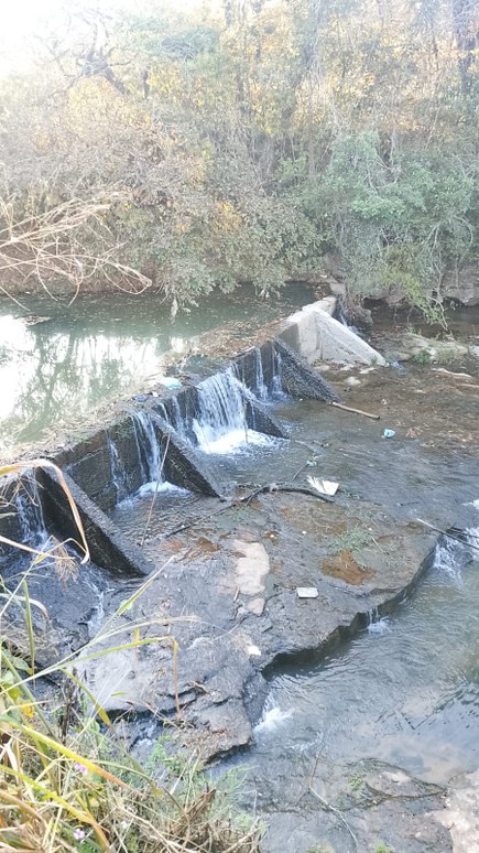 Prefeitura realiza desentupimento da comporta da antiga barragem da ETA do Rio Mata Cavalo