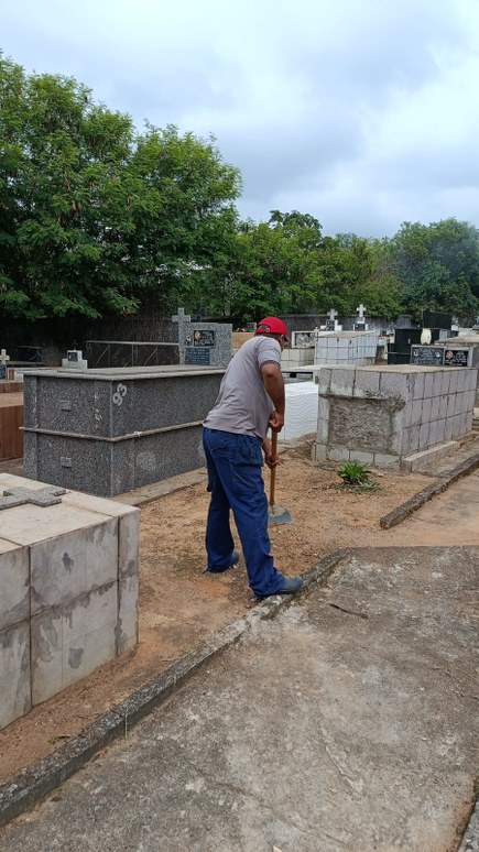 Prefeitura realiza limpeza nos cemitérios das comunidades de Albertos e Baiões para o Dia de Finados