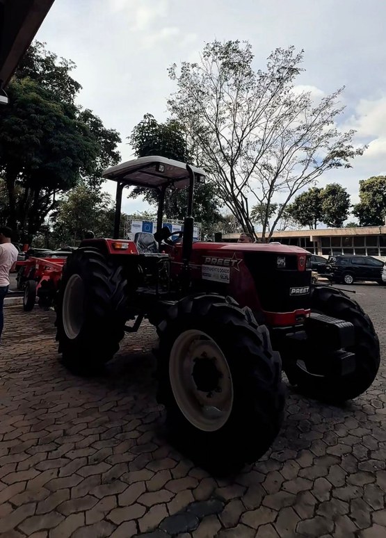 Prefeitura de Formiga recebe trator com implementos agrícolas para fortalecer apoio ao produtor rural