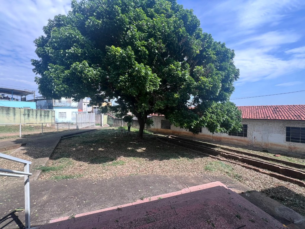 Prefeitura realiza serviços de capina e limpeza no CRAS I – Rosário