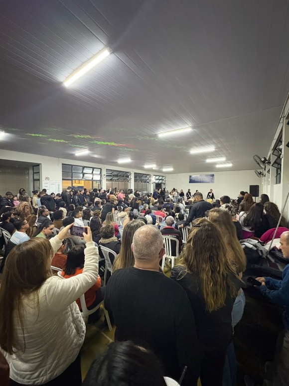 Encerramento do semestre da EMMEL reúne alunos, familiares e comunidade em noite de apresentações