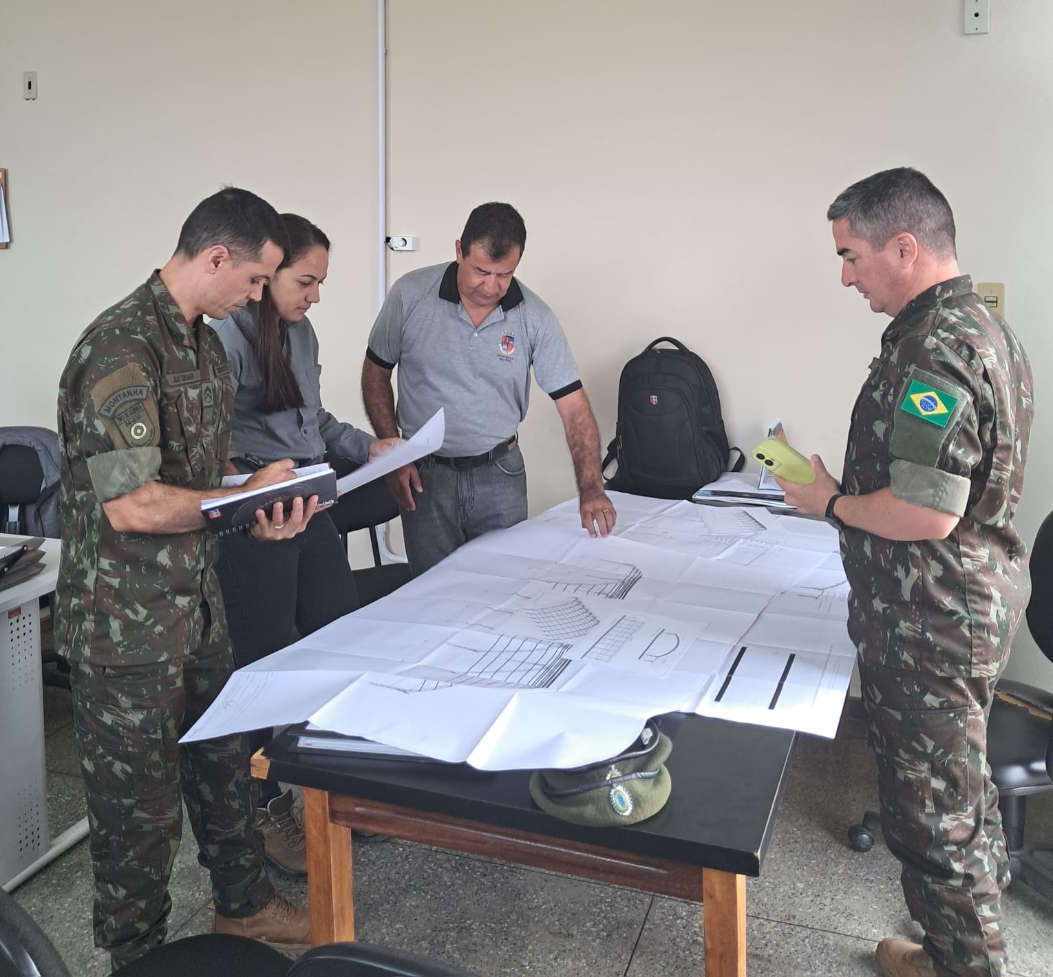 Prefeitura de Formiga apoia Tiro de Guerra na revisão de projeto da quadra esportiva