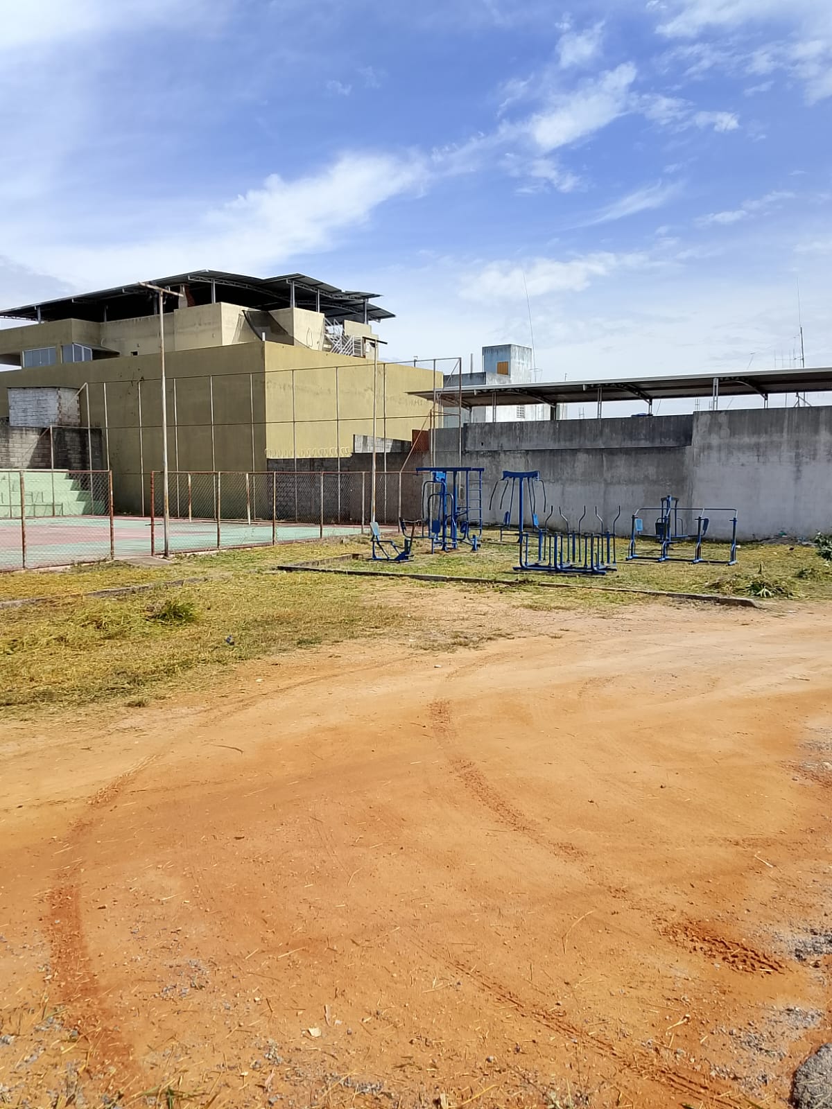Prefeitura de Formiga realiza limpeza da quadra do bairro Rosa Mística
