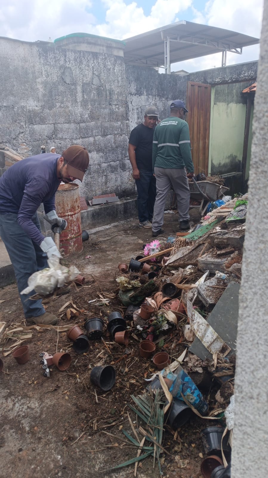 Prefeitura realiza limpeza e conservação no Cemitério do Santíssimo